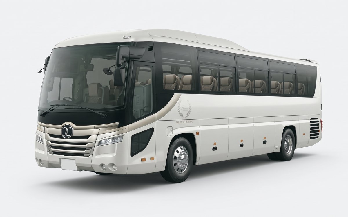 Bus pariwisata putih tampak samping