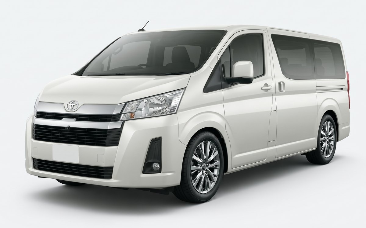 Toyota Hiace putih tampak samping