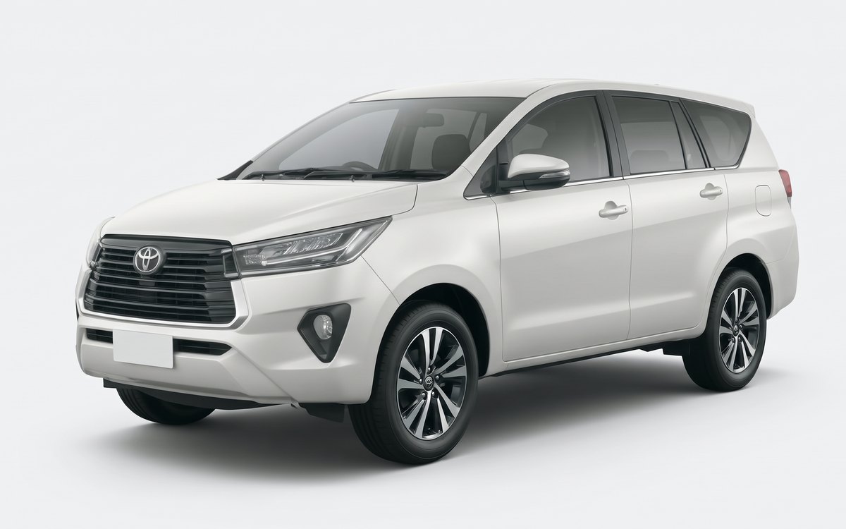 Toyota Innova putih tampak depan samping