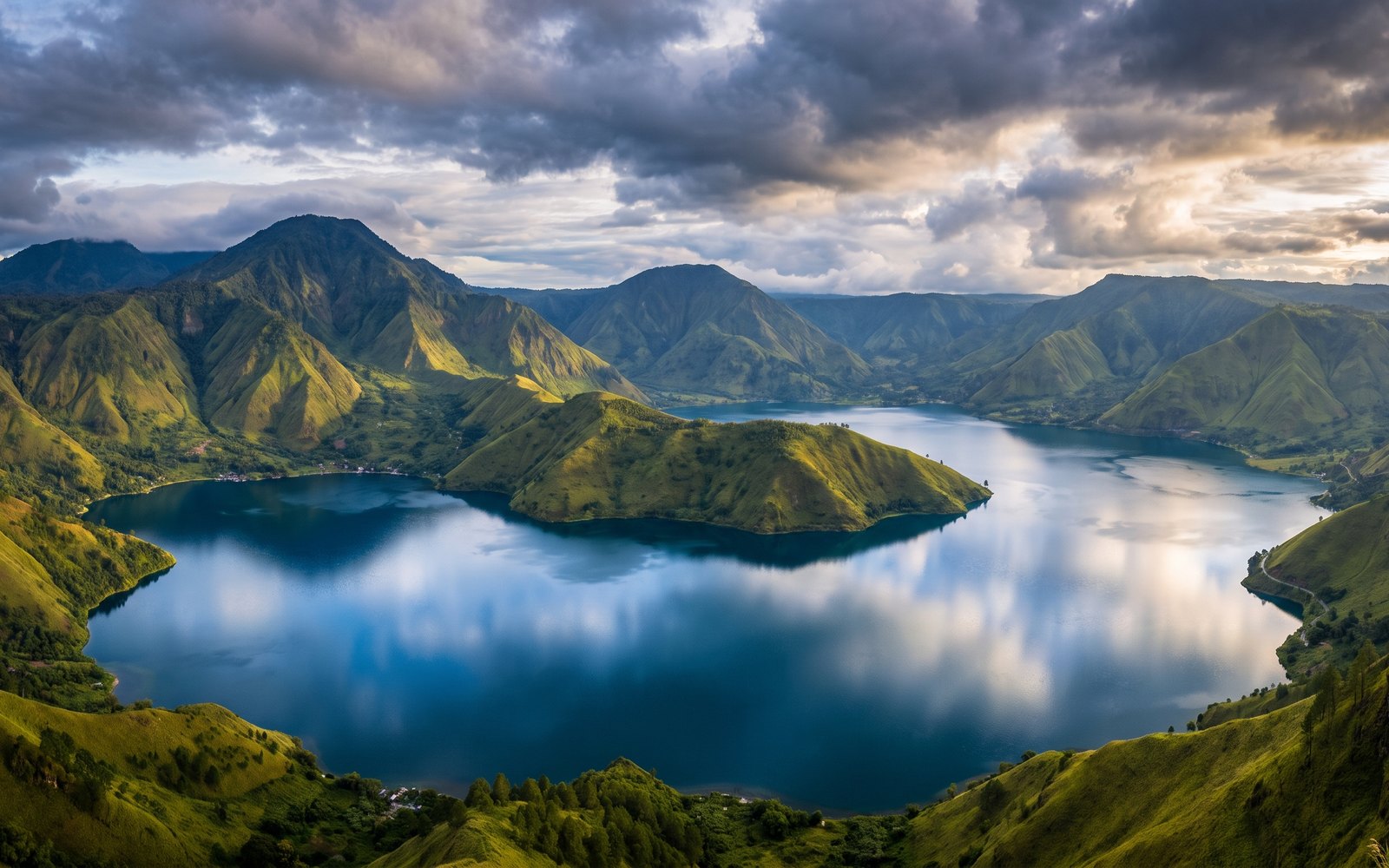 Danau Toba dilihat dari ketinggian dengan Pulau Samosir di tengah