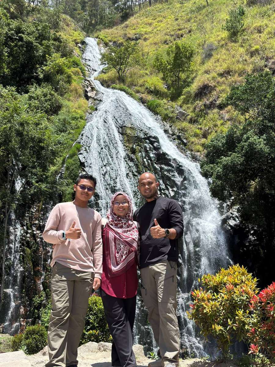 Foto pengunjung di Air Terjun Sipiso-piso