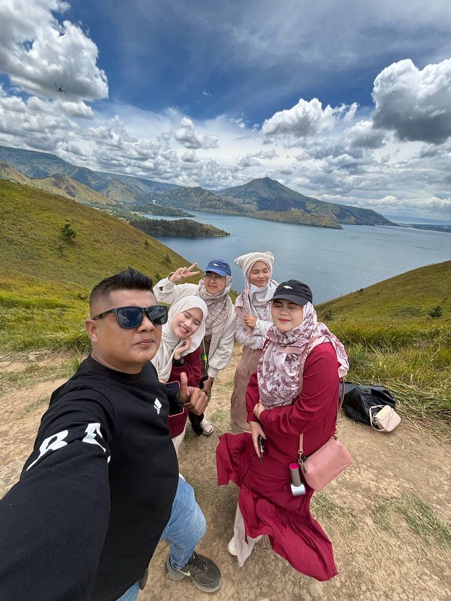 Foto pengunjung di Danau Toba