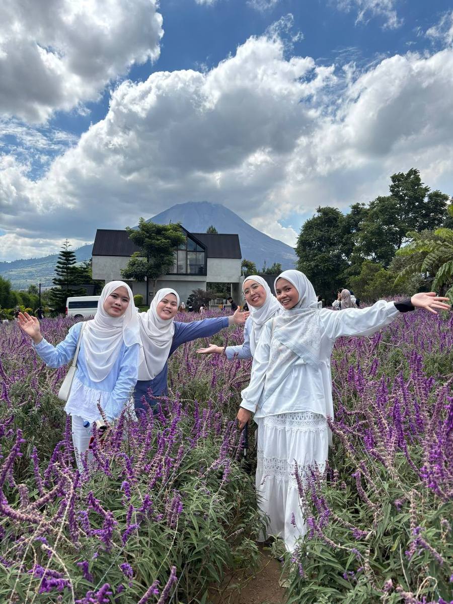 Foto pengunjung di Kebun bunga, Berastagi