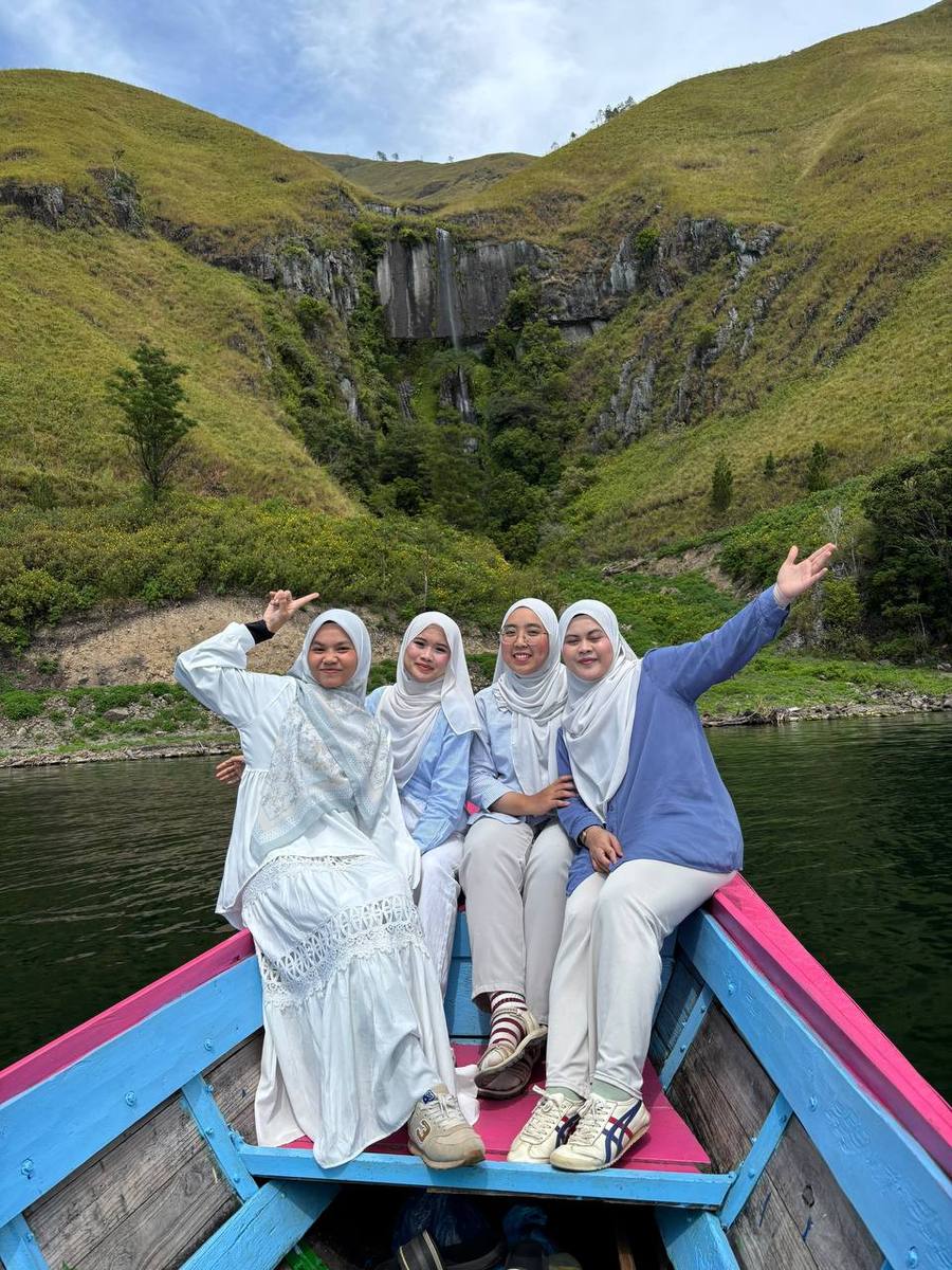 Foto pengunjung di Kampung adat, Samosir