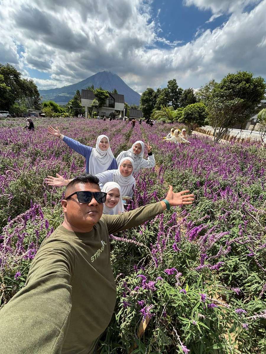 Foto pengunjung di Kebun bunga, Berastagi
