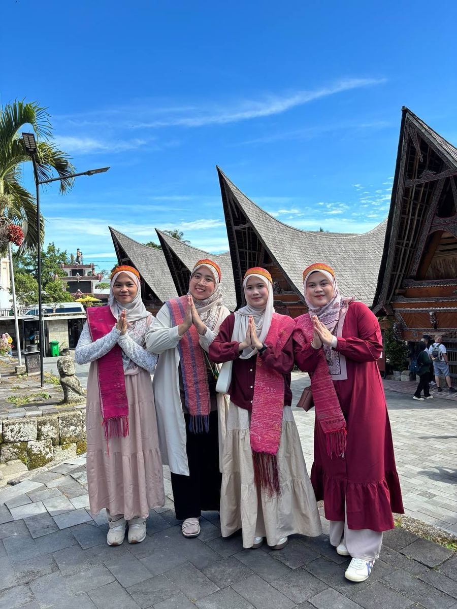 Foto pengunjung di Kampung adat, Samosir