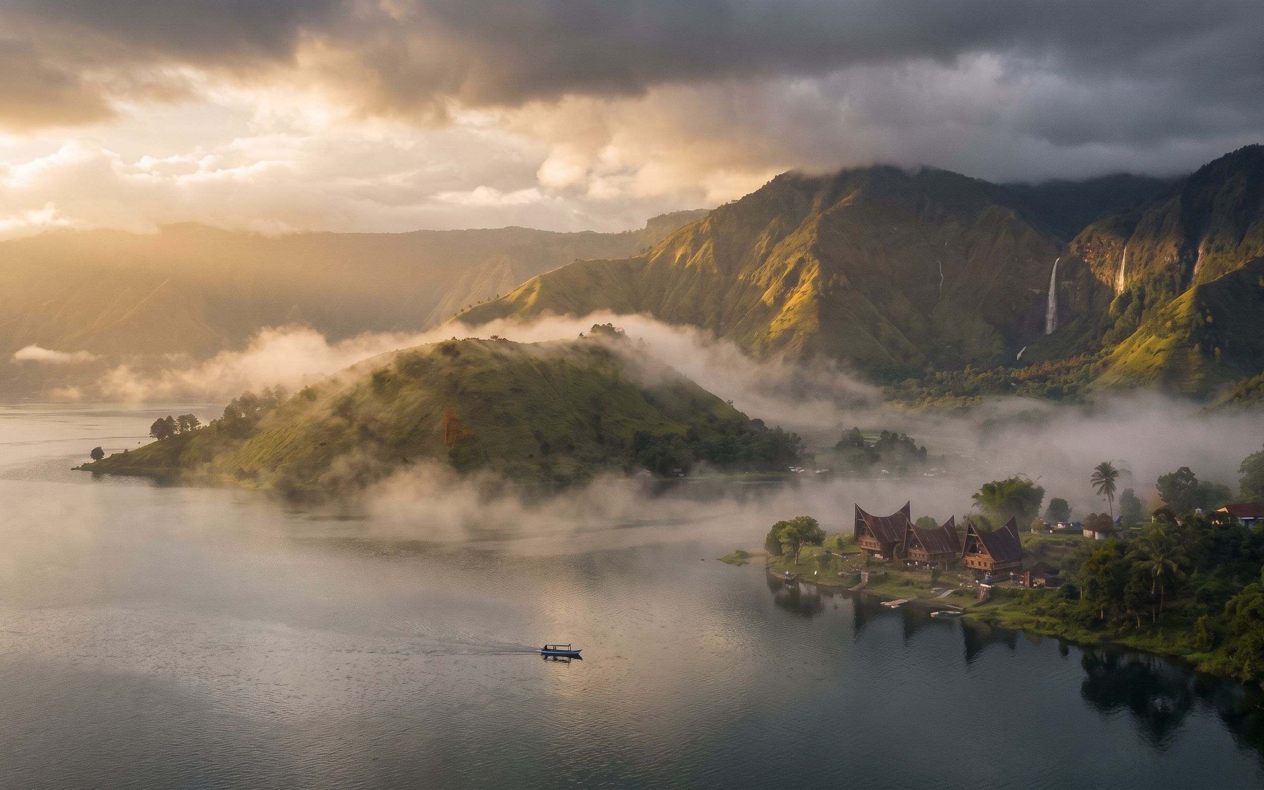 Panorama Danau Toba dengan perbukitan hijau dan perahu di atas air
